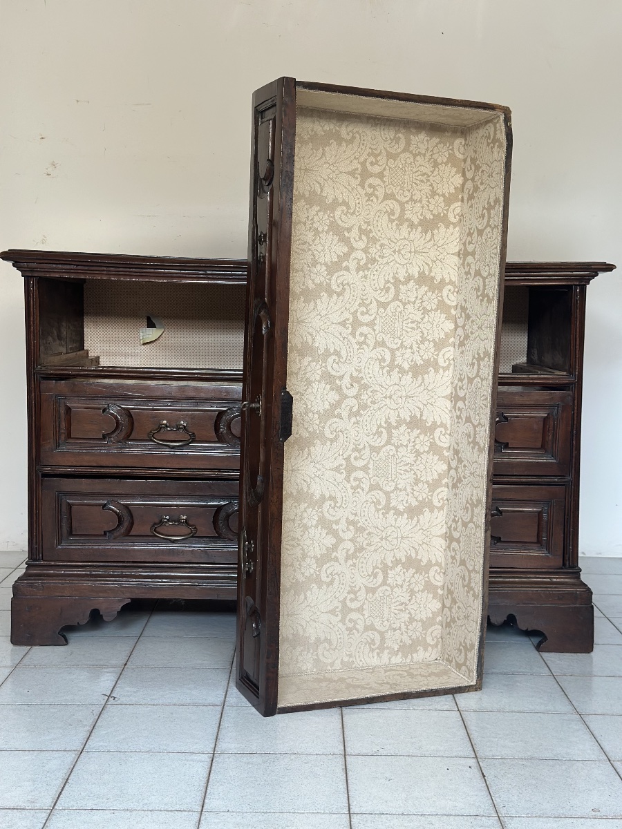 Commode (canterano) en noyer sculpté du XVIIe siècle à l'effigie de Louis XIV. Mantoue, XVIIe s-photo-4