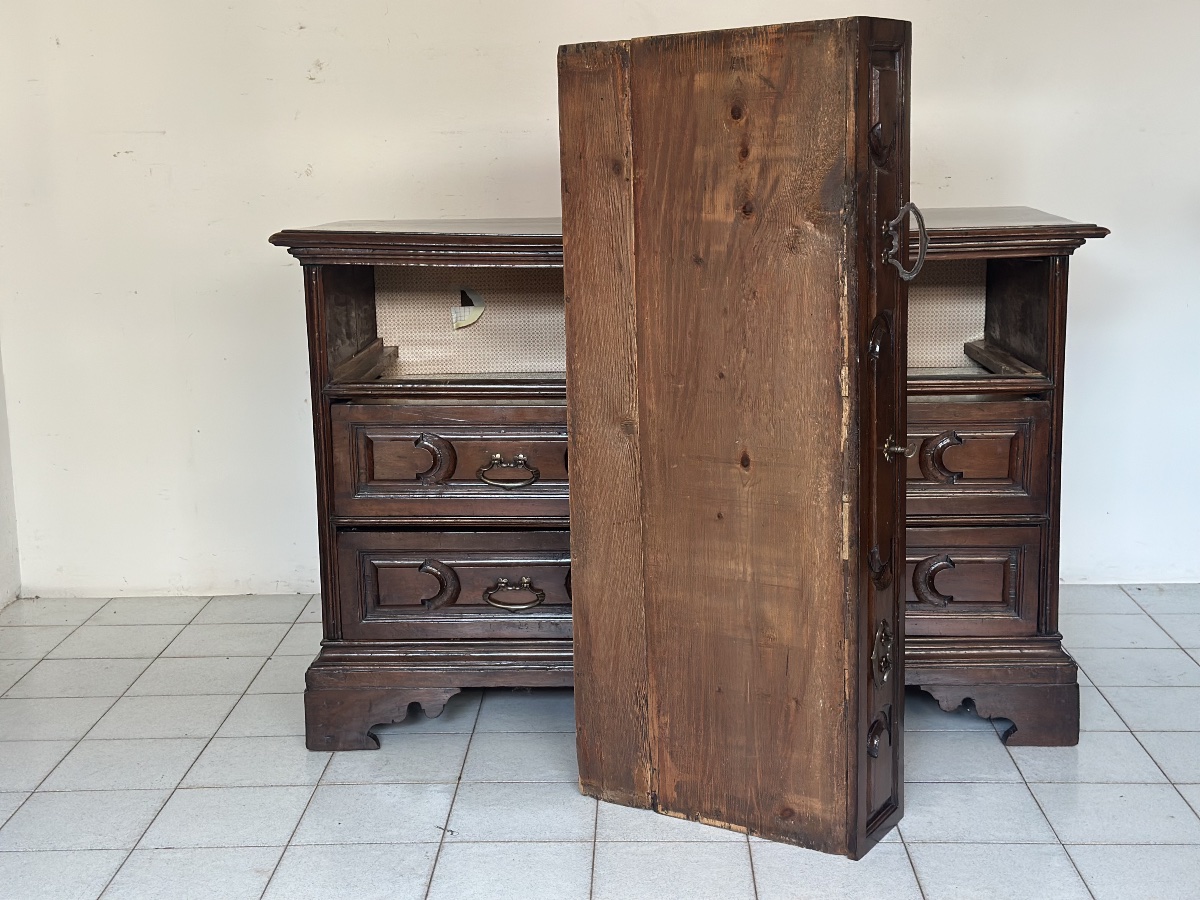 Commode (canterano) en noyer sculpté du XVIIe siècle à l'effigie de Louis XIV. Mantoue, XVIIe s-photo-6