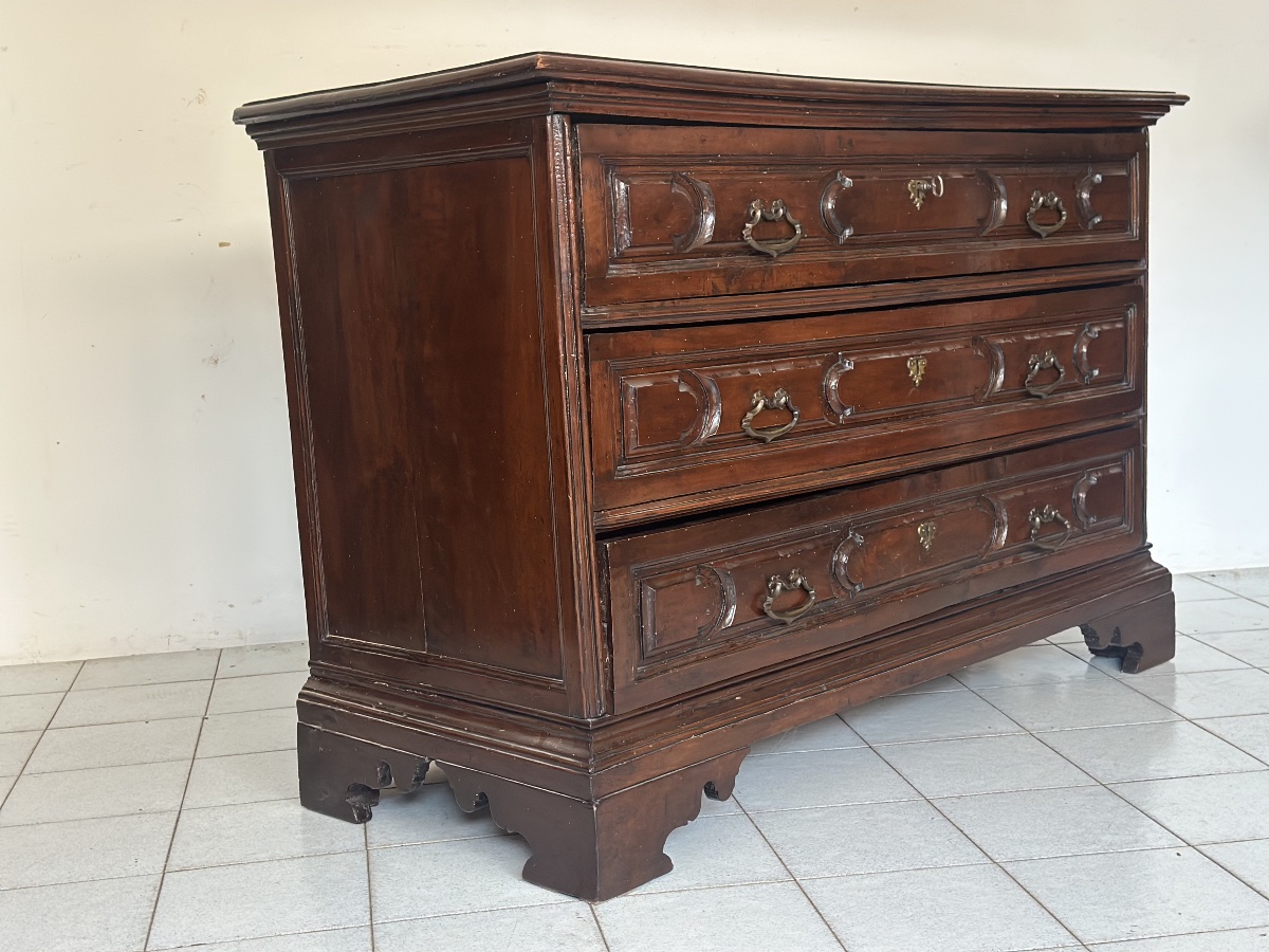 Commode (canterano) en noyer sculpté du XVIIe siècle à l'effigie de Louis XIV. Mantoue, XVIIe s