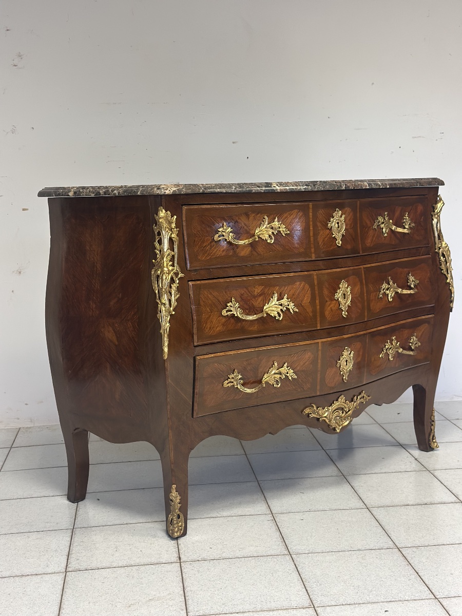 Commode galbée en bois de rose, ébène et bois violet, XIXe siècle, époque Napoléon III (restaur