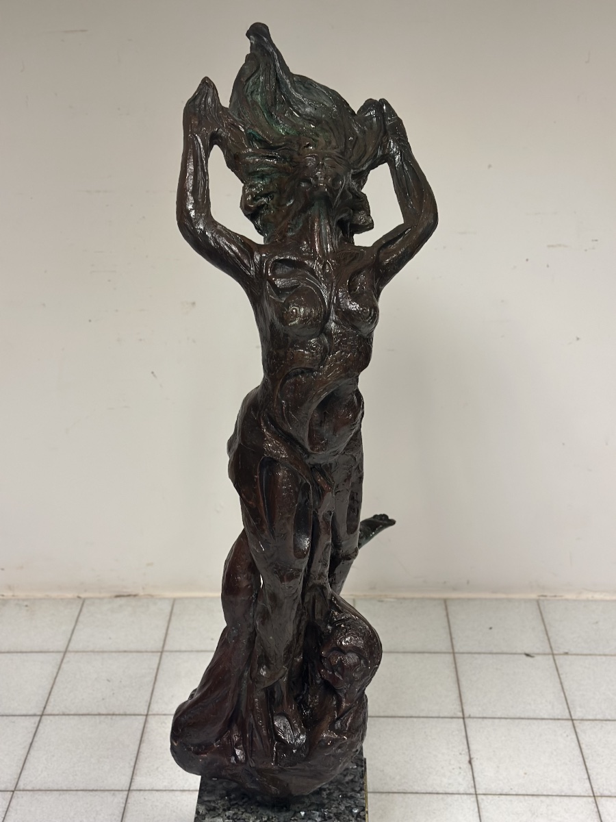 Sculpture en bronze patiné « Jeune fille au vent ». XXe siècle, hauteur 174 cm.-photo-2