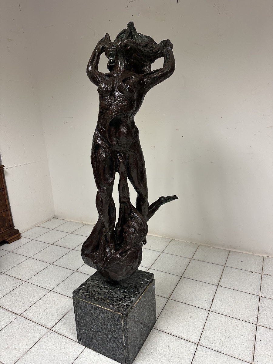 Sculpture en bronze patiné « Jeune fille au vent ». XXe siècle, hauteur 174 cm.-photo-3