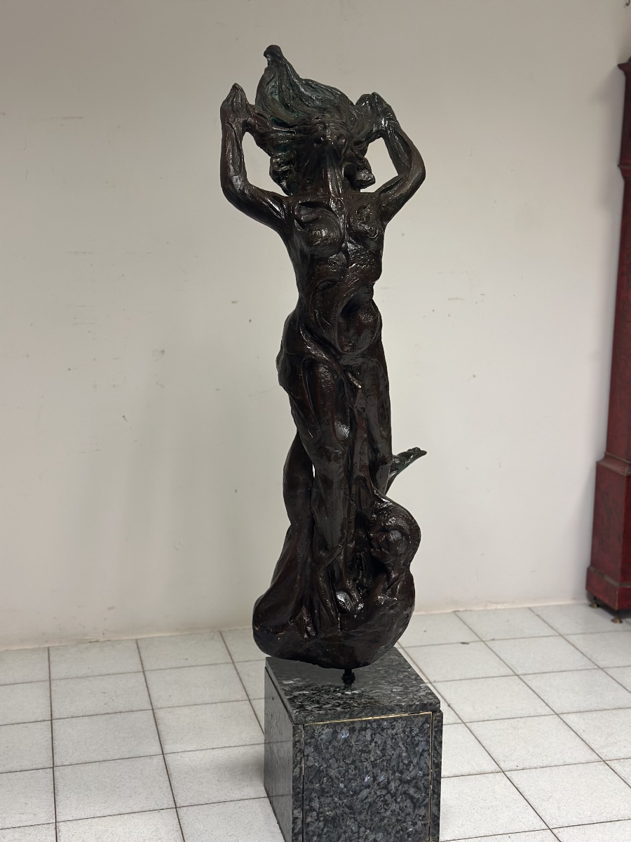 Sculpture en bronze patiné « Jeune fille au vent ». XXe siècle, hauteur 174 cm.-photo-4