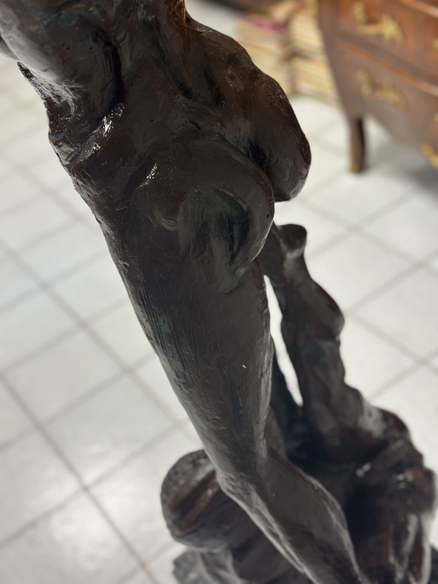 Sculpture en bronze patiné « Jeune fille au vent ». XXe siècle, hauteur 174 cm.-photo-5
