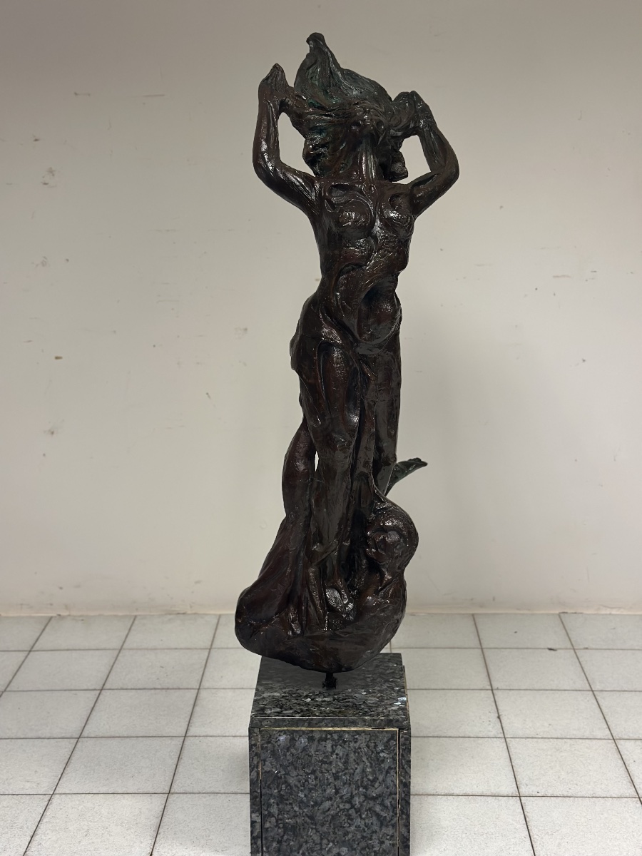 Sculpture en bronze patiné « Jeune fille au vent ». XXe siècle, hauteur 174 cm.