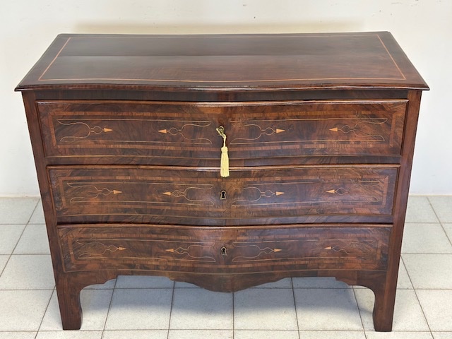 Commode lombarde Louis XV galbée. XVIIIe siècle. Restaurée.-photo-4