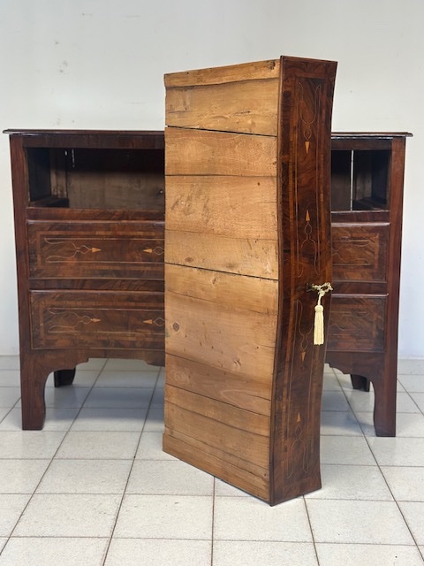 Commode lombarde Louis XV galbée. XVIIIe siècle. Restaurée.-photo-1