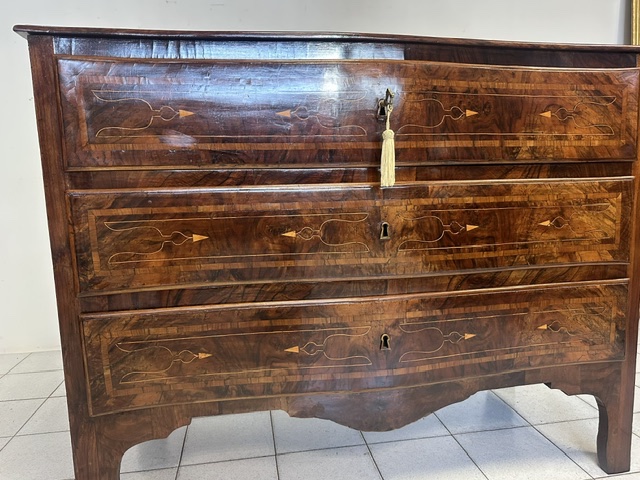 Commode lombarde Louis XV galbée. XVIIIe siècle. Restaurée.-photo-4