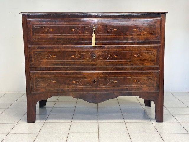 Commode lombarde Louis XV galbée. XVIIIe siècle. Restaurée.