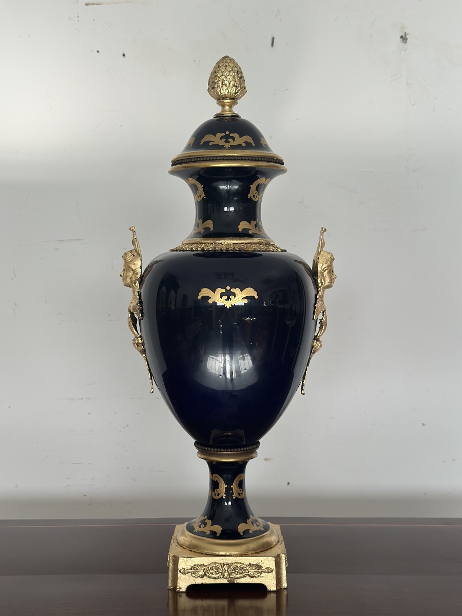 Vase en porcelaine et bronze doré. Paris, XIXe siècle. H. 72 cm.-photo-3