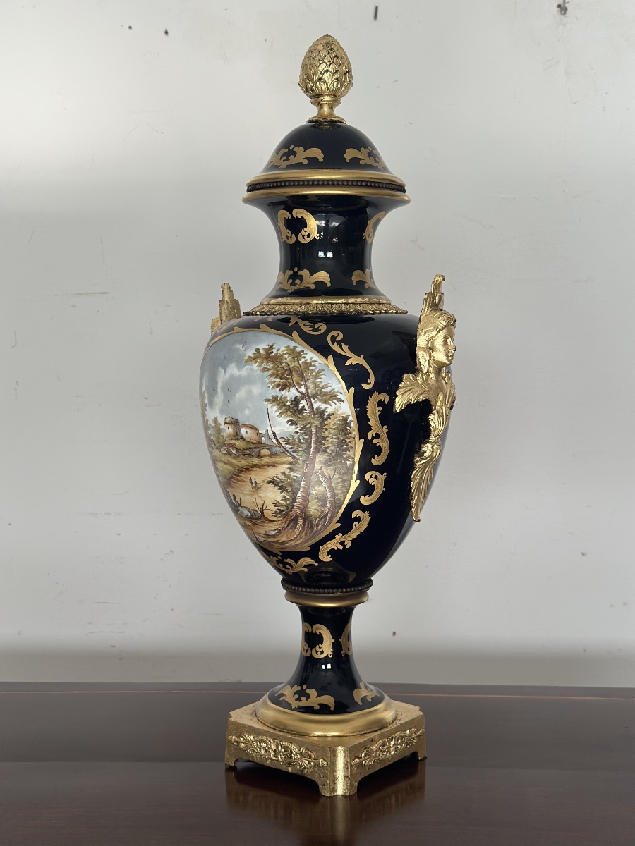 Vase en porcelaine et bronze doré. Paris, XIXe siècle. H. 72 cm.-photo-4