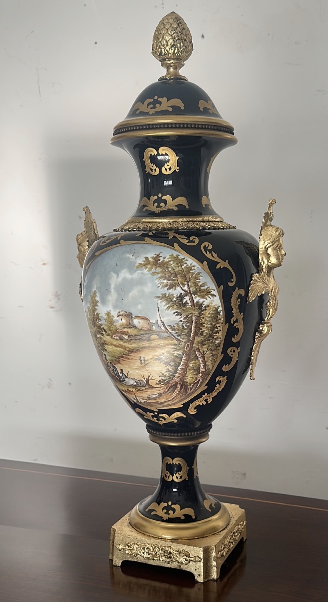 Vase en porcelaine et bronze doré. Paris, XIXe siècle. H. 72 cm.-photo-1