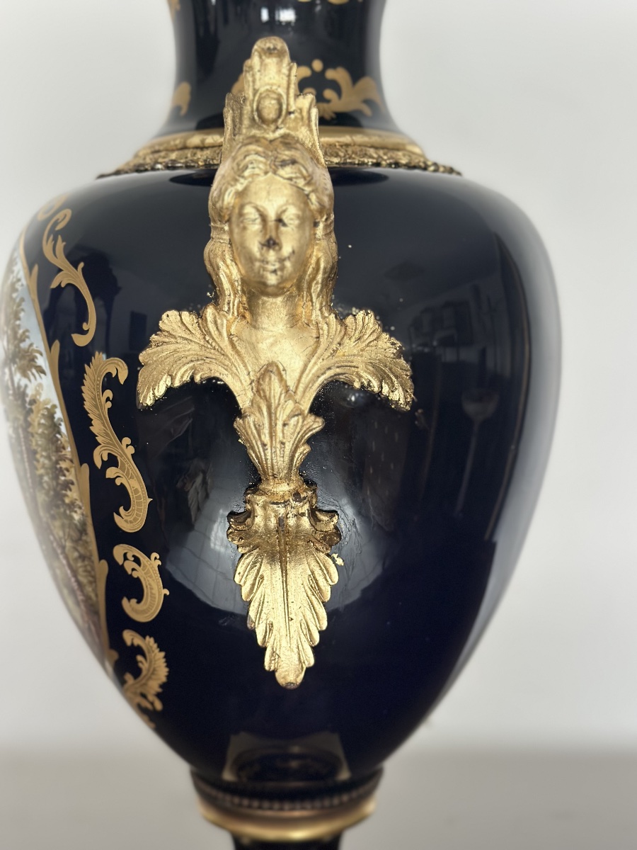 Vase en porcelaine et bronze doré. Paris, XIXe siècle. H. 72 cm.-photo-2