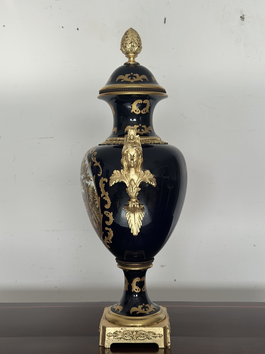 Vase en porcelaine et bronze doré. Paris, XIXe siècle. H. 72 cm.-photo-4