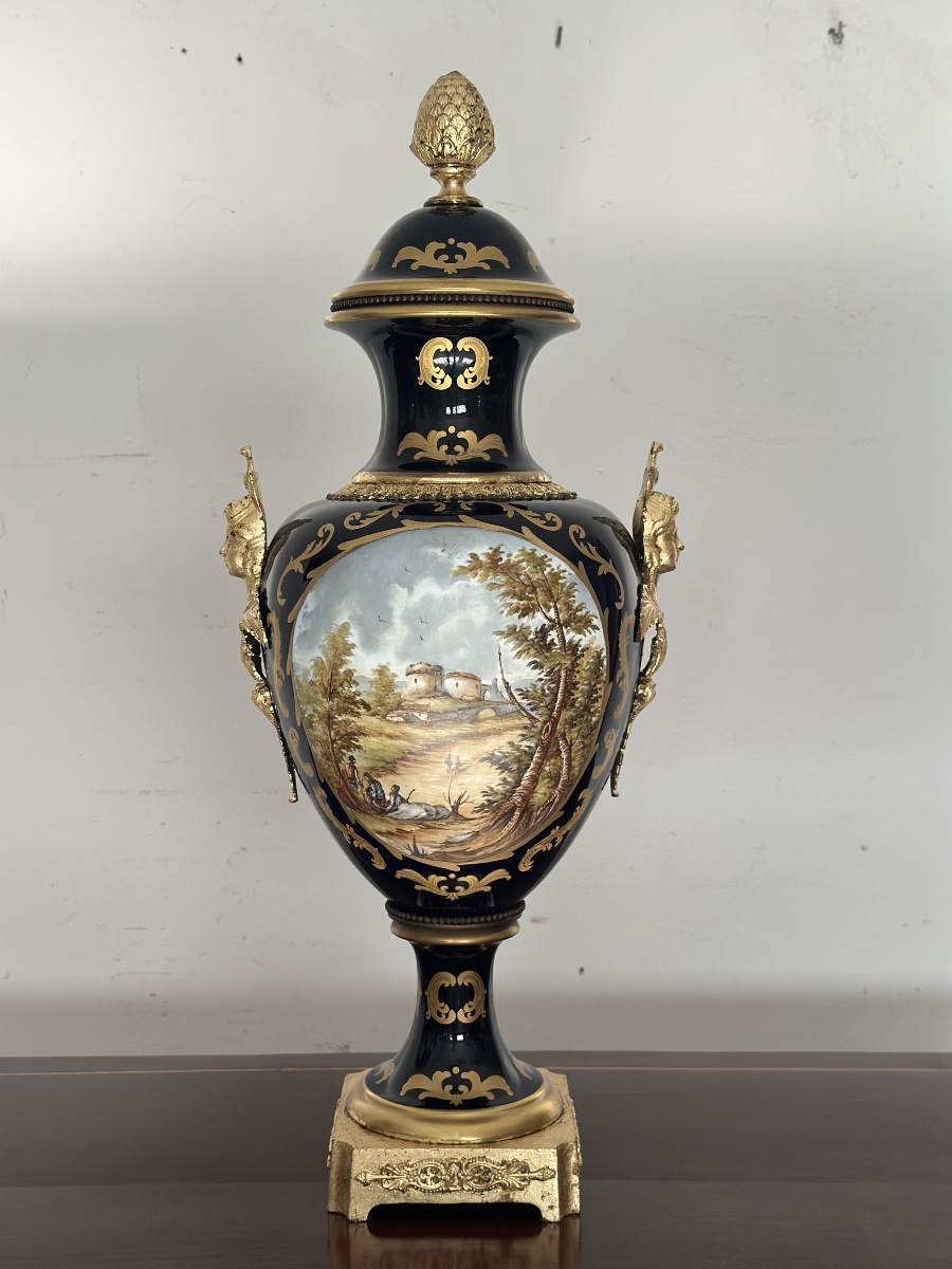 Vase en porcelaine et bronze doré. Paris, XIXe siècle. H. 72 cm.