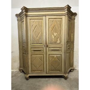 Armoire d'angle à quatre portes, laquée et peinte en or. Piémont-Ligurie, milieu du XVIIIe sièc