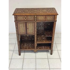 Buffet incrusté dans le style d'Adriano Brambilla. Milan, fin du XIXe siècle.