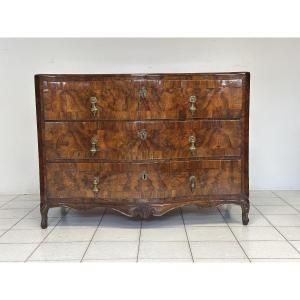 Commode à trois tiroirs à façade incurvée. Venise, style Louis XV.