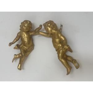 Paire d'anges en bois doré. Lombardie, début du XVIIIe siècle.