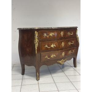 Commode galbée en bois de rose, ébène et bois violet, XIXe siècle, époque Napoléon III (restaur
