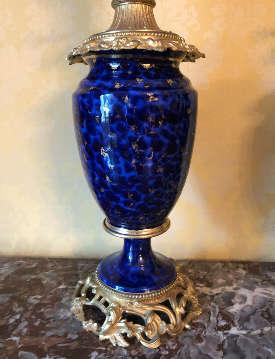 lampes pétrole electrifiées en bronze doré et bleu de four .-photo-1