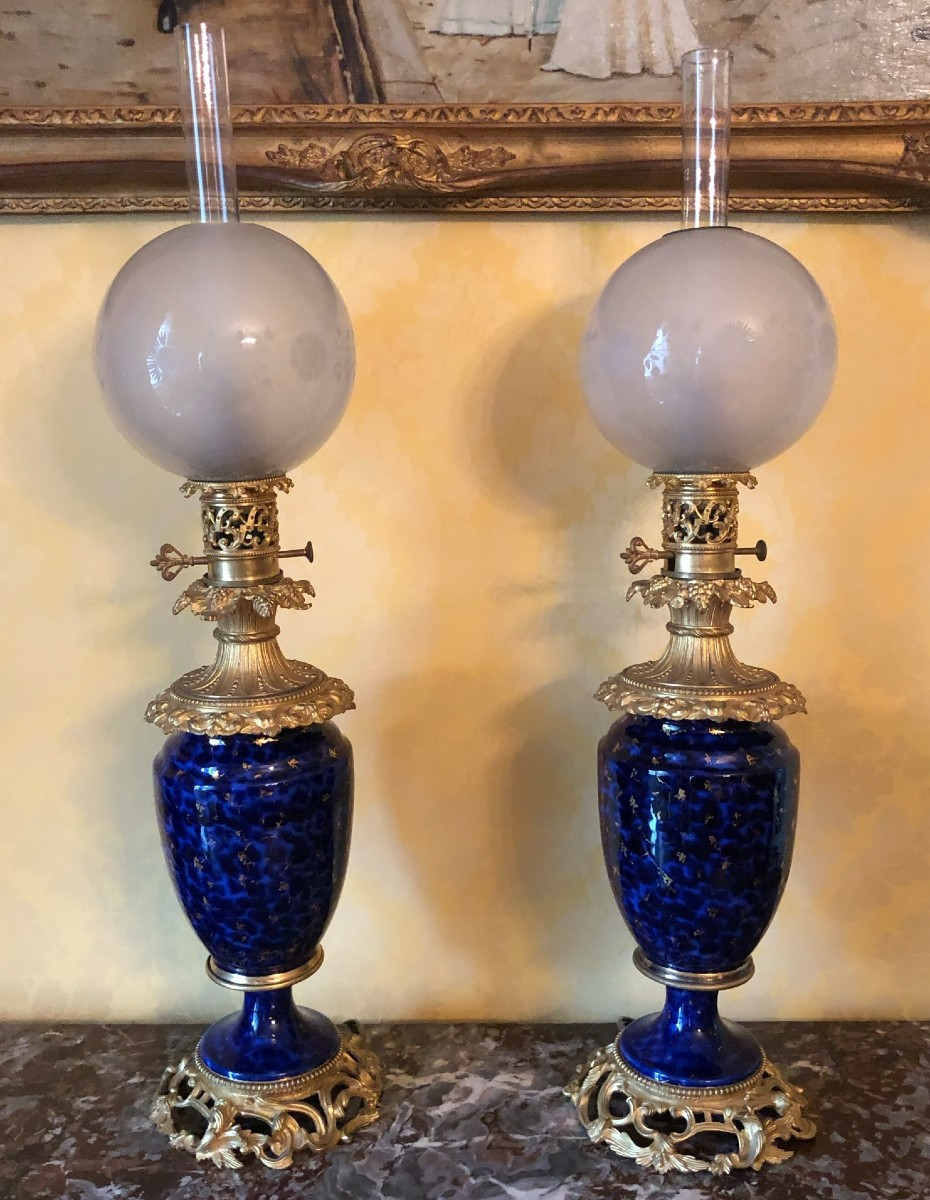 lampes pétrole electrifiées en bronze doré et bleu de four .