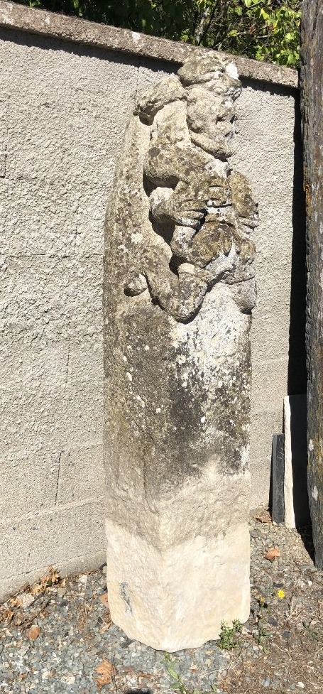 Gargouille  XVème siècle pierre calcaire  (élément manquant partie supérieure)