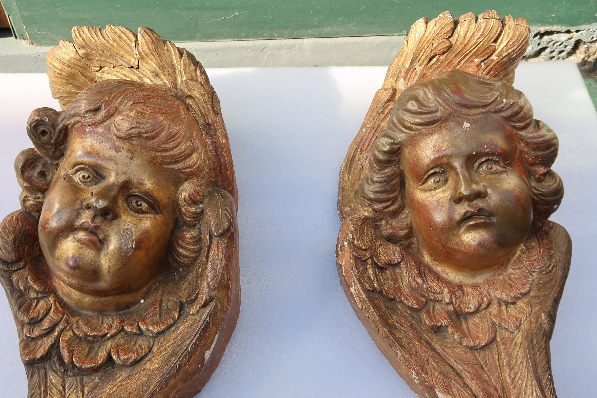 Paire d' angelots en bois doré  XVIII