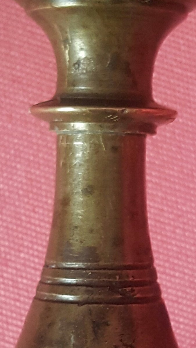 Pique cierge tripode en bronze, XVIème siècle-photo-1