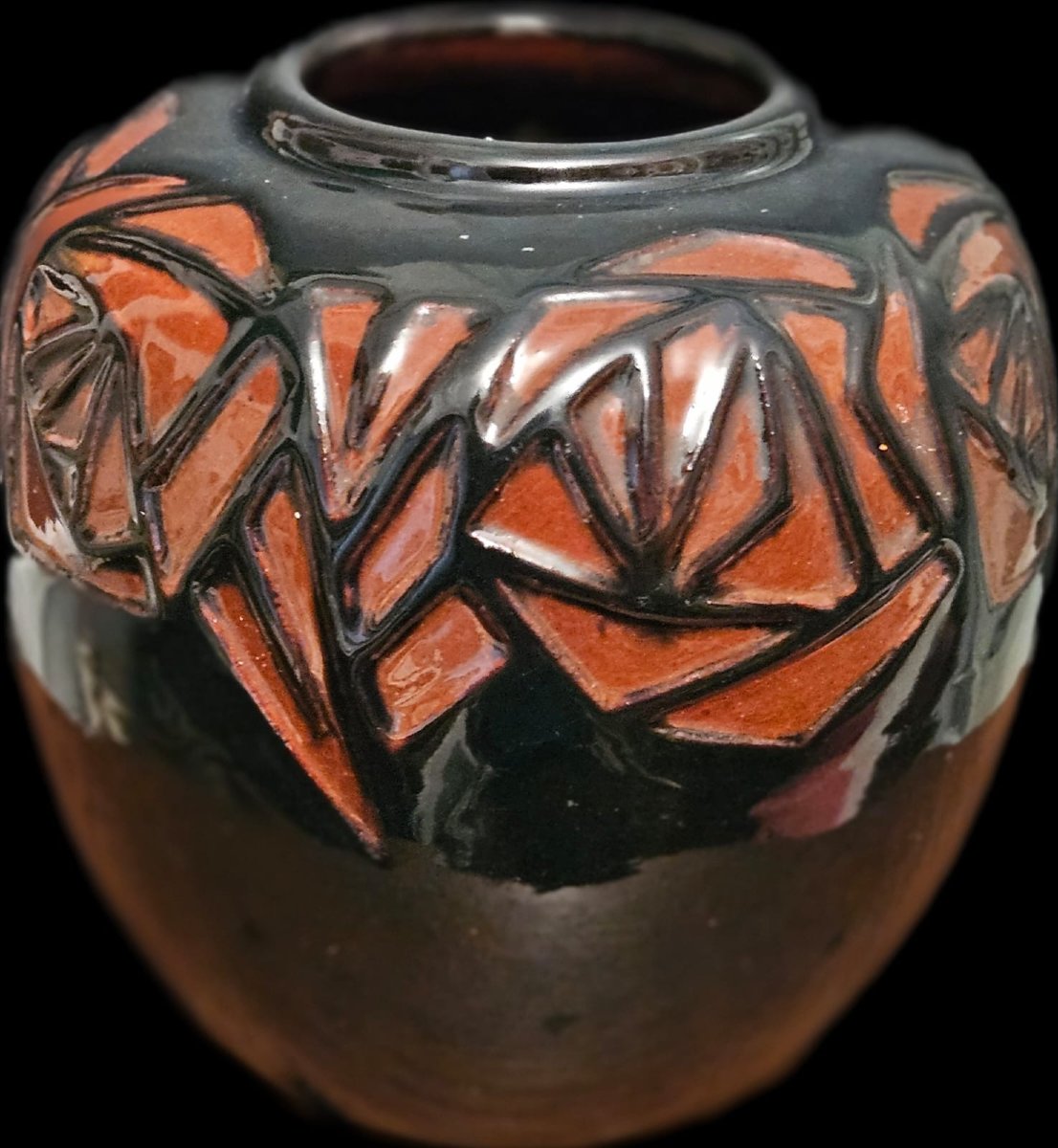 Vase boule à décor de feuilles stylisées de Simone Larrieu, céramique