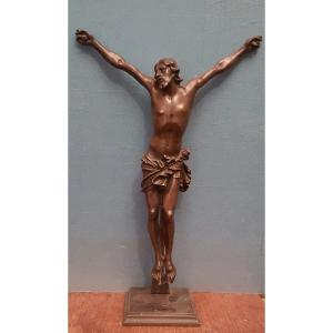 Christ en bronze sur un soclage contemporain