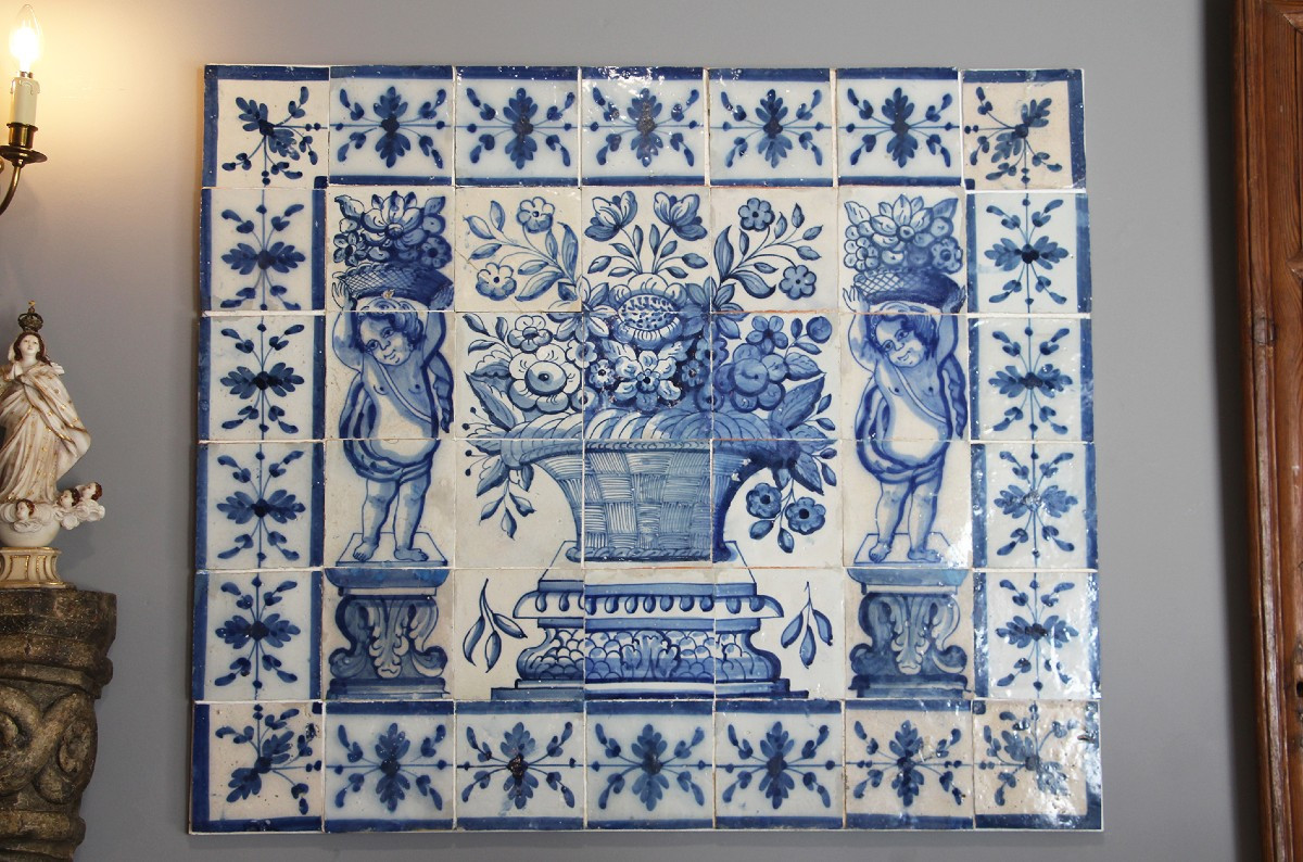 Panneau mural en carreaux portugais antiques du XVIIIe siècle représentant un vase bleu et blan