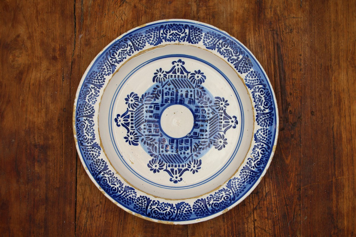 Grand plat mural portugais du XIXᵉ siècle, bleu et blanc, représentant des palais, faïence
