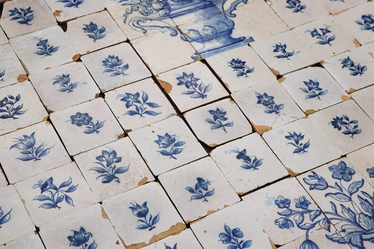 Panneau mural en grands carreaux, fleurs et vases bleus et blancs, portugais, XVIIIe siècle-photo-2