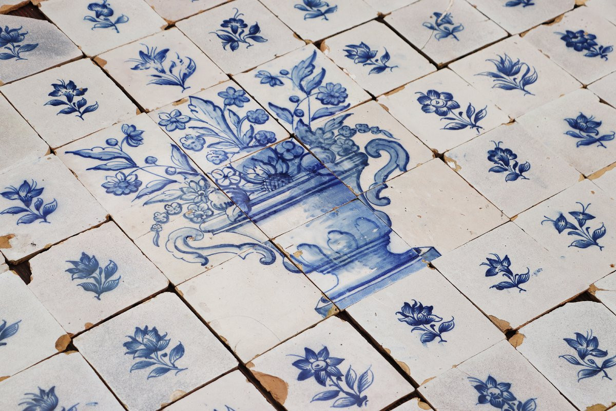 Panneau mural en grands carreaux, fleurs et vases bleus et blancs, portugais, XVIIIe siècle-photo-4