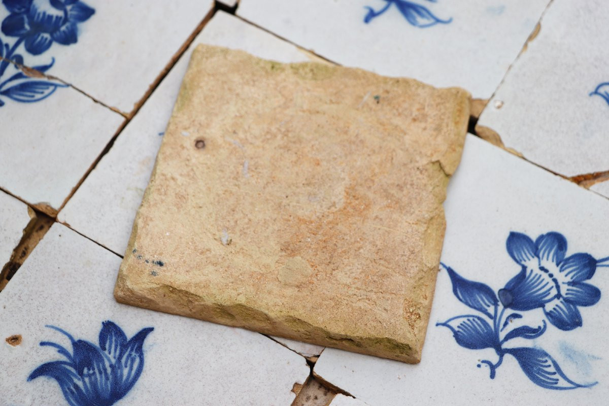 Panneau mural en grands carreaux, fleurs et vases bleus et blancs, portugais, XVIIIe siècle-photo-7