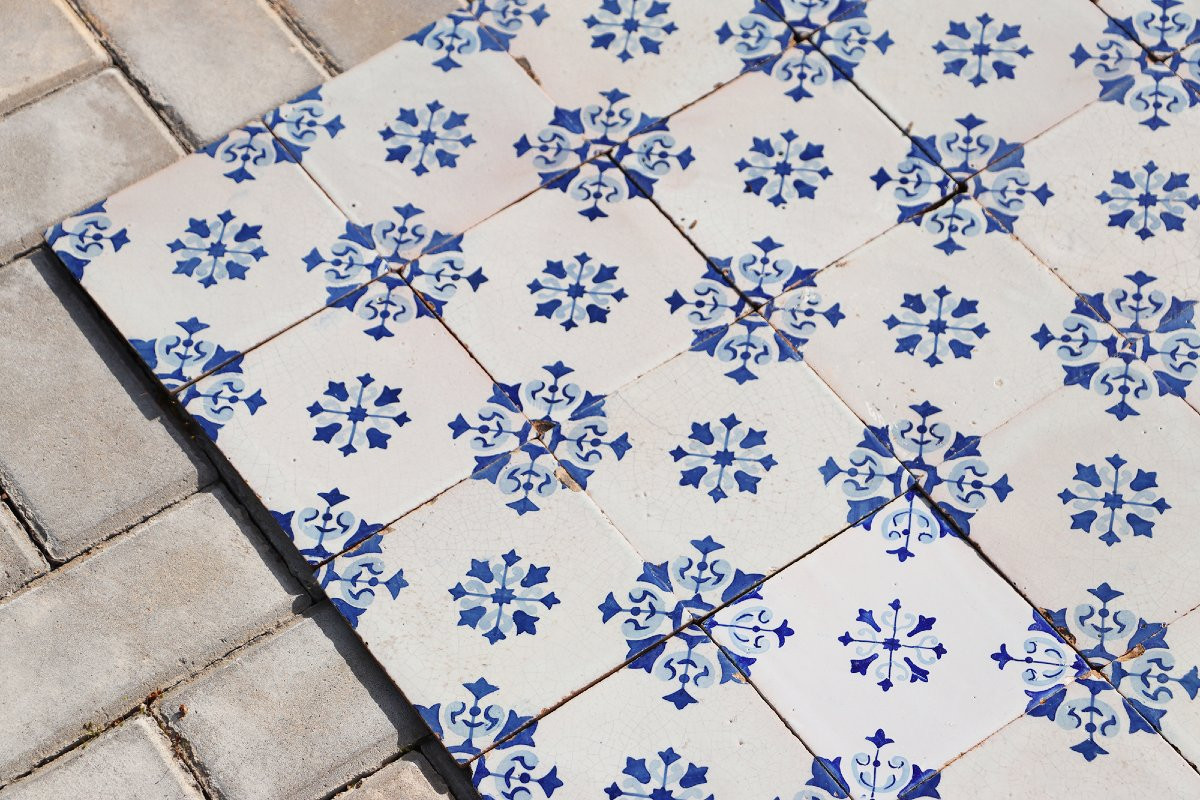 Ensemble de soixante carreaux portugais à décor floral bleu et blanc, XIXe siècle-photo-3