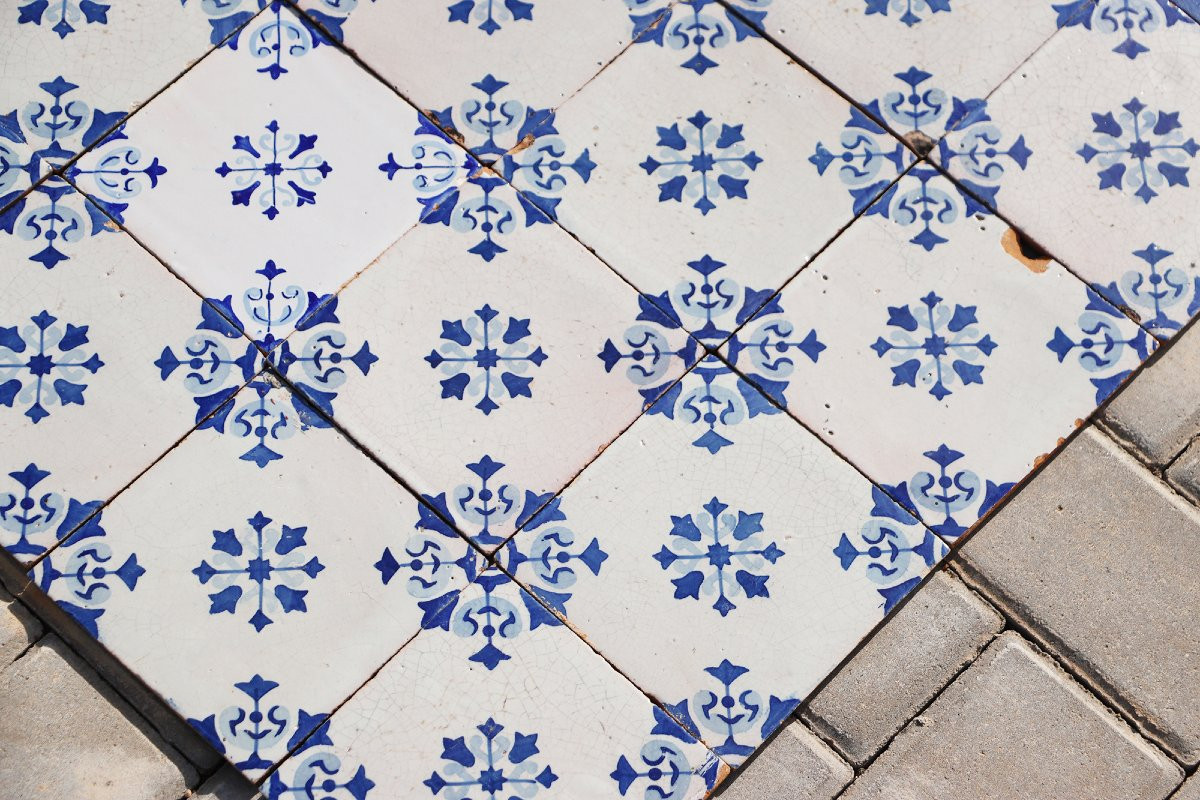 Ensemble de soixante carreaux portugais à décor floral bleu et blanc, XIXe siècle-photo-4