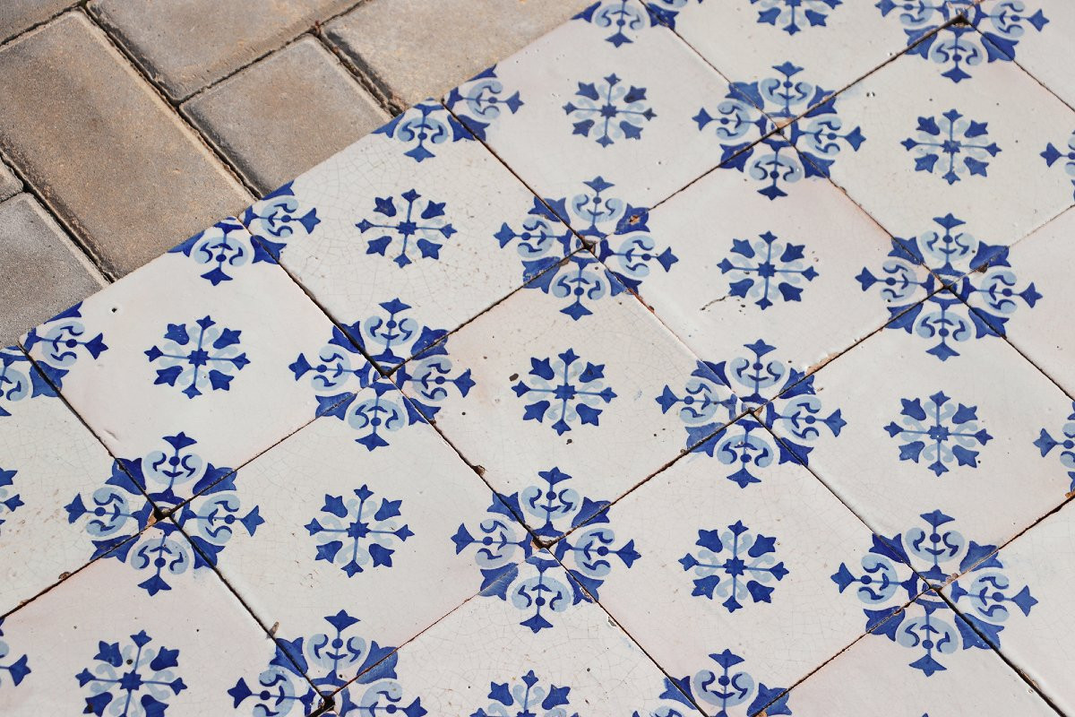 Ensemble de soixante carreaux portugais à décor floral bleu et blanc, XIXe siècle-photo-1