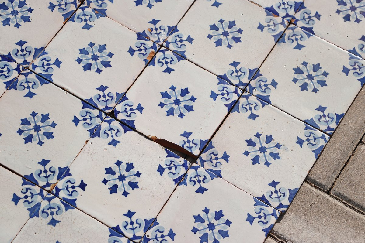 Ensemble de soixante carreaux portugais à décor floral bleu et blanc, XIXe siècle-photo-2
