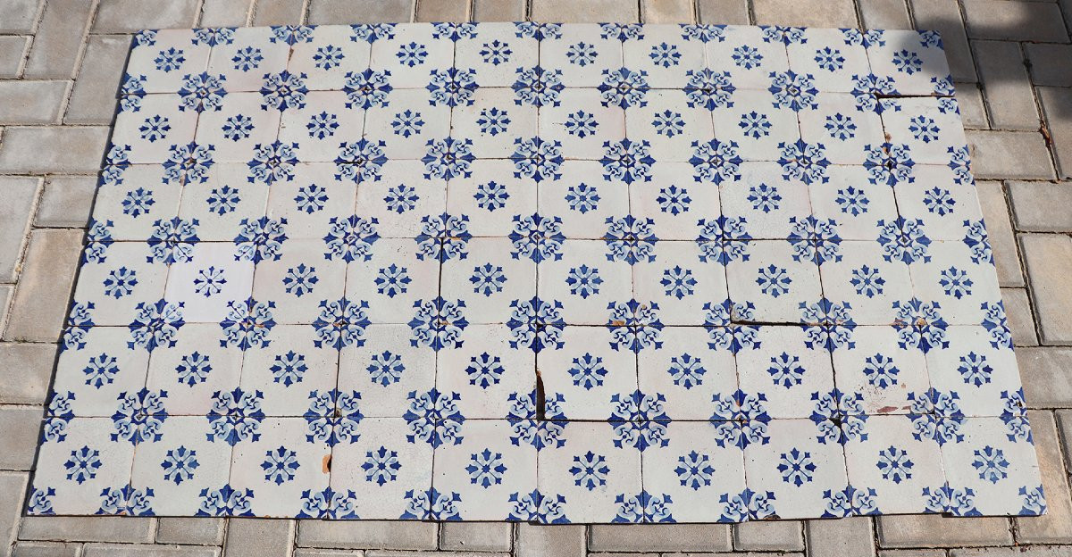 Ensemble de soixante carreaux portugais à décor floral bleu et blanc, XIXe siècle-photo-4