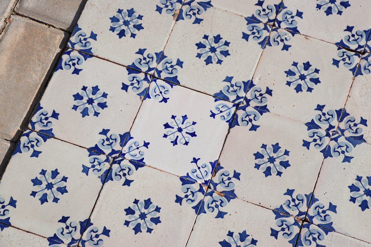 Ensemble de soixante carreaux portugais à décor floral bleu et blanc, XIXe siècle-photo-5