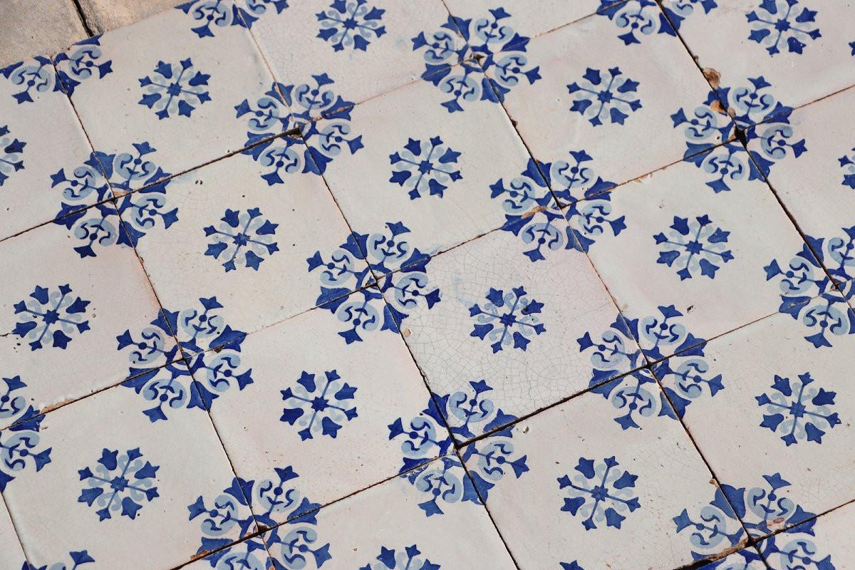 Ensemble de soixante carreaux portugais à décor floral bleu et blanc, XIXe siècle-photo-7