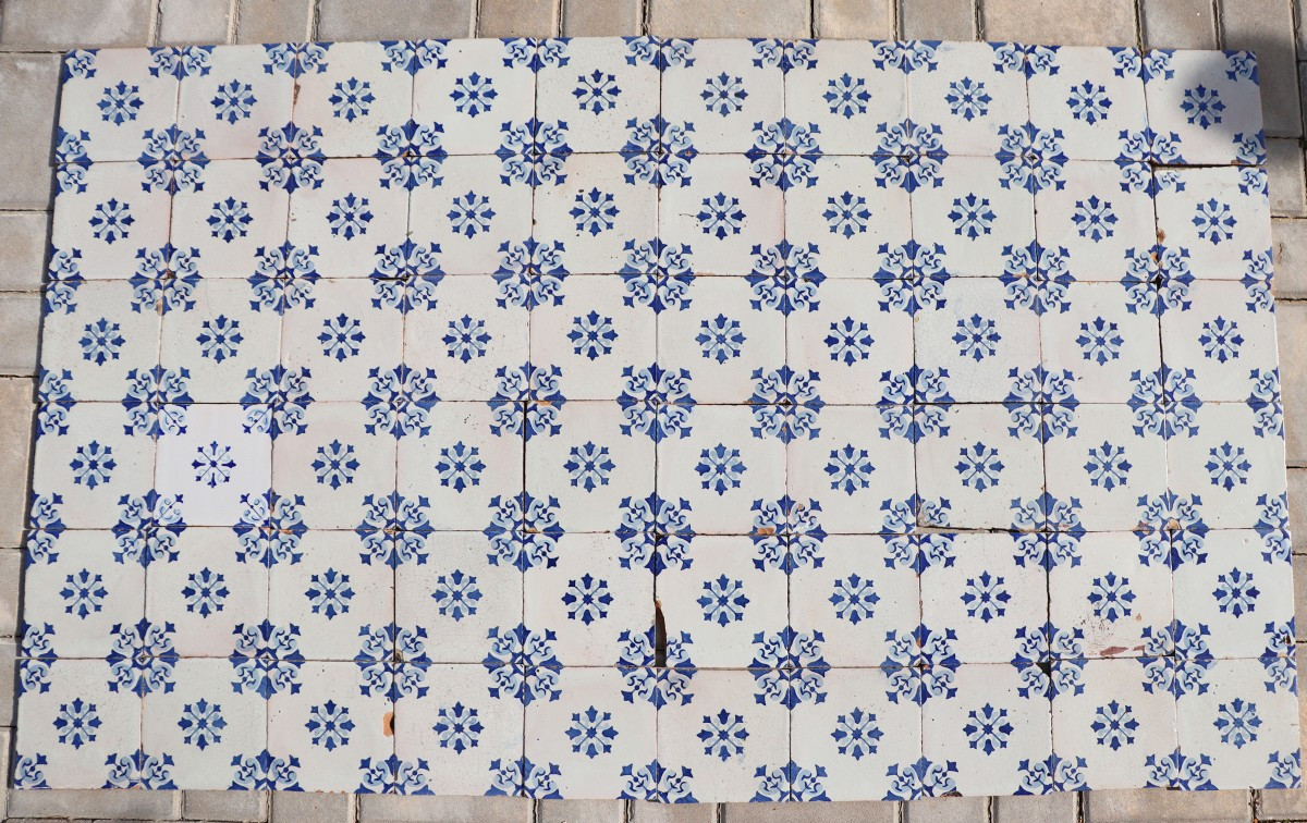 Ensemble de soixante carreaux portugais à décor floral bleu et blanc, XIXe siècle