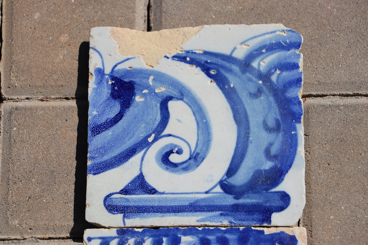 18th Century Set Of Four Tiles Depicting A Cherub Holding A Baroque Torchiere-photo-2