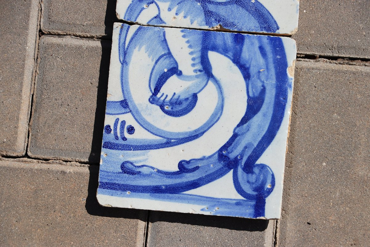 18th Century Set Of Four Tiles Depicting A Cherub Holding A Baroque Torchiere-photo-1