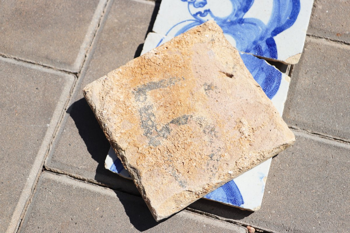 18th Century Set Of Four Tiles Depicting A Cherub Holding A Baroque Torchiere-photo-2
