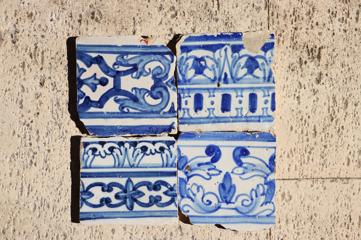 Ensemble de quatre carreaux bleu et blanc, portugais, XVIIe siècle