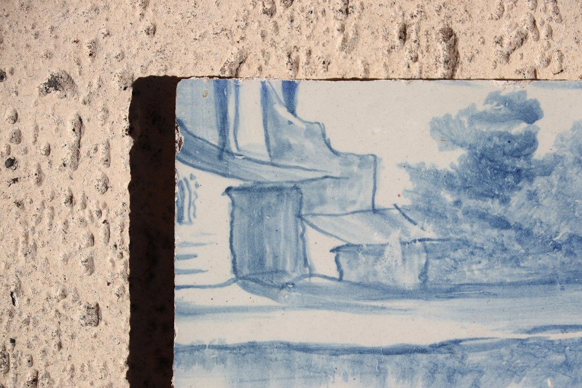 Carreau portugais bleu et blanc du XVIIIe siècle représentant des maisons médiévales au bord -photo-2
