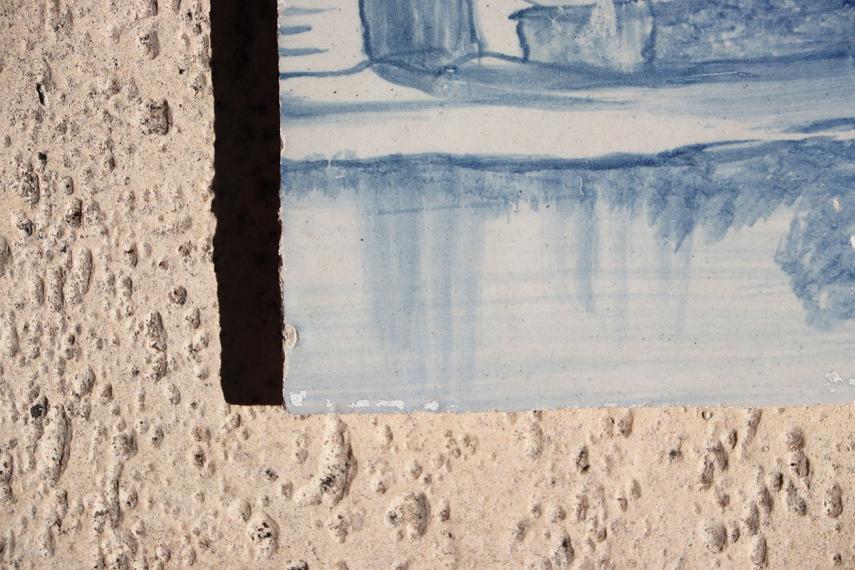 Carreau portugais bleu et blanc du XVIIIe siècle représentant des maisons médiévales au bord -photo-3